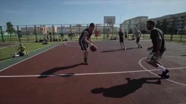 Bobruisk, Bielorrusia - 12 de agosto de 2019: Los hombres juegan baloncesto en la calle. streetball — Vídeo de stock