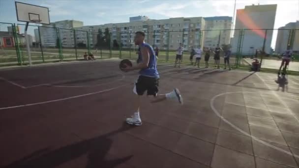 Bobruisk, Fehéroroszország - 2019. augusztus 12.: A férfiak az utcán kosaraznak. streetball — Stock videók