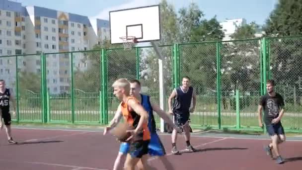 Bobruisk, Fehéroroszország - 2019. augusztus 12.: A férfiak az utcán kosaraznak. streetball — Stock videók