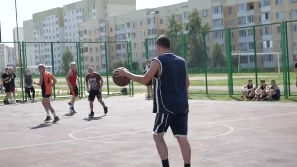 Bobruisk, Bělorusko - 12. srpna 2019: Muži hrají basketbal na ulici. streetball — Stock video