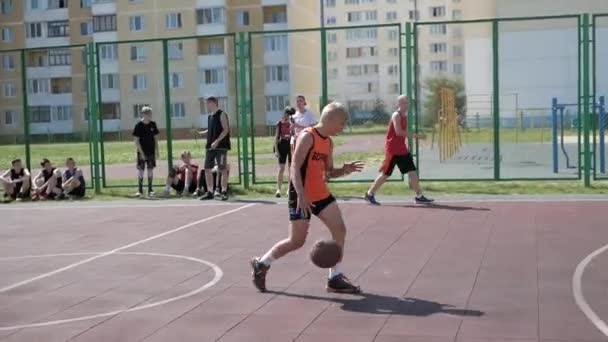 Bobruisk, Fehéroroszország - 2019. augusztus 12.: A férfiak az utcán kosaraznak. streetball — Stock videók