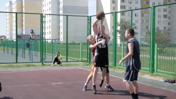 Bobruisk, Białoruś - 12 sierpnia 2019: Mężczyźni grają w koszykówkę na ulicy. streetball — Wideo stockowe