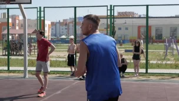 Bobruisk, Bielorrusia - 12 de agosto de 2019: cámara lenta. Vista cercana. Guapo jugador de baloncesto atrapando una pelota, lanzándola alto en la canasta — Vídeos de Stock