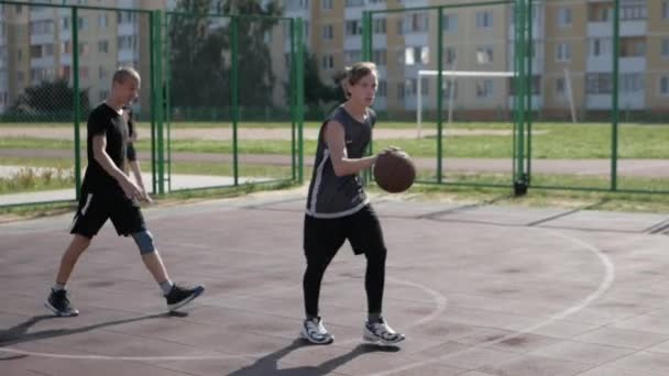 Bobruisk, Weißrussland - 12. August 2019: Zeitlupe. Nahaufnahme. schöner Basketballspieler fängt einen Ball und wirft ihn hoch in den Korb — Stockvideo