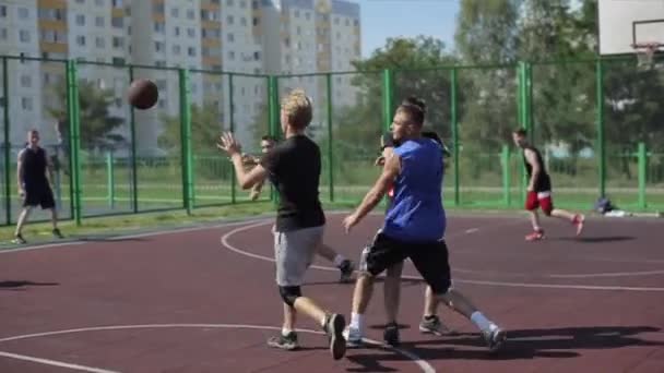 Bobruisk, Belarus - 12 augustus 2019: slow motion. Goed zicht. Jonge straat basketbalspeler leidende bal, terwijl andere spelers proberen om het weg te nemen van hem — Stockvideo