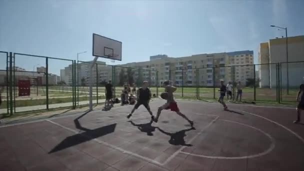 Bobruisk, Biélorussie - 12 août 2019 : Mouvement lent. Gros plan. Jeter dans un panier de basket par l'un des joueurs de basket de rue — Video