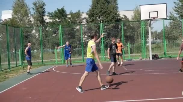 Bobruisk, Fehéroroszország - 2019. augusztus 12.: Lassú mozgás. Közelkép. Dobd egy kosárlabda karika az egyik utcai kosárlabda játékos — Stock videók