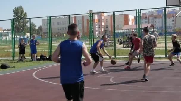 Bobruisk, Bielorrusia - 12 de agosto de 2019: cámara lenta. Primer plano. Lanzado en un aro de baloncesto por uno de los jugadores de baloncesto de la calle — Vídeo de stock