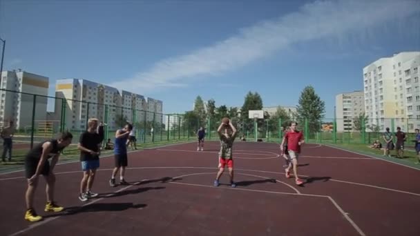 Bobruisk, Belarus - 12 augustus 2019: slow motion. Straatbasketbalspeler dribbelt en verdedigt bal. Kogel in de mand gooien — Stockvideo