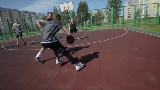 Bobrisk,ベラルーシ- 12 8月2019:スローモーション.ストリートバスケットボール選手ドリブルと防衛ボール。バスケットにボールを投げる — ストック動画
