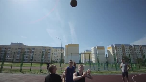 Bobruisk, Bielorrusia - 12 de agosto de 2019: Los adolescentes juegan una pelota callejera. Baloncesto en la calle. cara a cara — Vídeos de Stock