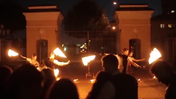 Minsk, Biélorussie - Le 8 août 2019 : Le public regarde le feu dehors la nuit — Video