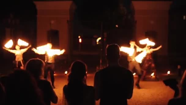 Minsk, Biélorussie - Le 8 août 2019 : Le public regarde le feu dehors la nuit — Video