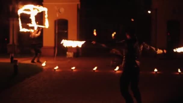 Minsk, Bielorrusia - 8 de agosto de 2019: espectáculo de bomberos en la calle por la noche. Un hombre bailando con un cubo de fuego — Vídeos de Stock