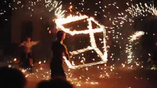 Minsk, Vitryssland - 8 augusti 2019: Man snurrar brinnande kub som en del av brandshowen — Stockvideo