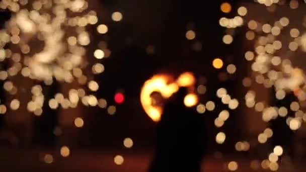 Minsk, Belarus - August 8, 2019: Blurred big gold sparklers and fiery heart. Silhouettes of a couple enjoying the show — Stok video