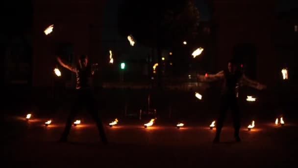 Minsk, Bělorusko - 8. srpna 2019: Dva krásní žongléři tančí s požárními vějíři — Stock video