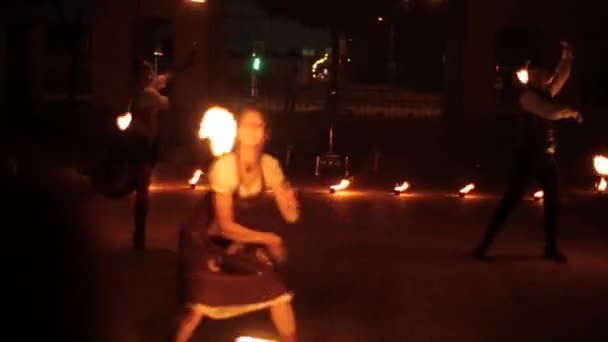 Minsk, Bělorusko - 8. srpna 2019: Dvě krásné žonglérky tančící s požárními vějíři — Stock video