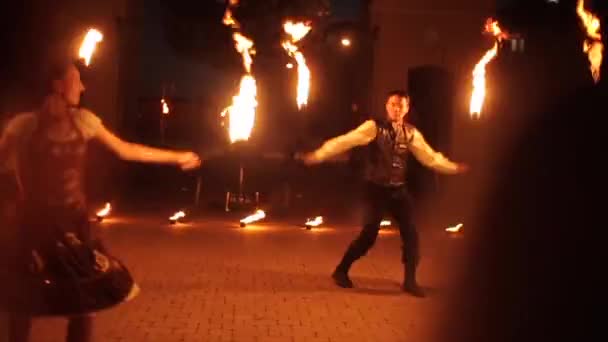 Minsk, Belarus - August 8, 2019: Group ofl fire juggler men dancing with fire fans — Stock Video