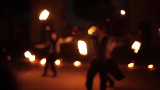 Minsk, Vitryssland - 8 augusti 2019: Grupp av brandjonglörer män som dansar med brandfans — Stockvideo