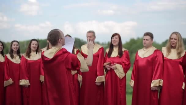 Minsk, Belarus - 24 Αυγούστου 2019: Close view of adults in red clothing in a gospel choir outdoor — Αρχείο Βίντεο