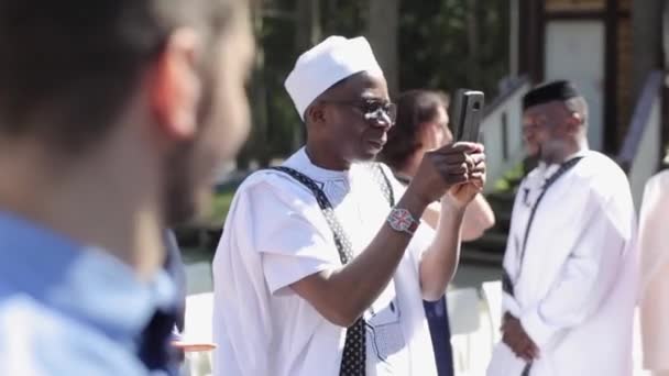 Mogilev, Belarus - July 11, 2019: People from Russia or Belarus greeting two people from Nigeria — Stok video