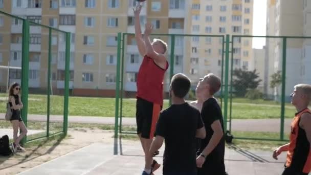 Mohylew, Białoruś - 25 sierpnia 2019: Wolny ruch. Zbliżenie. Rzuć do kosza przez jednego z ulicznych koszykarzy — Wideo stockowe
