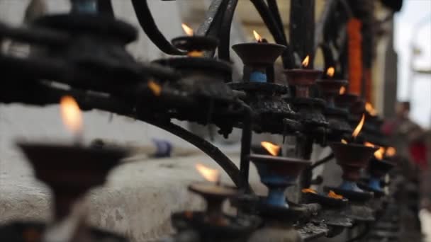 Detailní záběr hořícího rituálu v nepalském chrámu. Hořící svíčky, máslové lampy. Kathmandu, Nepál. — Stock video