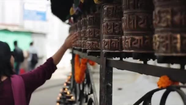 Una vista de cerca gente nepalesa girando ruedas de oración. Katmandú Nepal. Manos. . — Vídeo de stock
