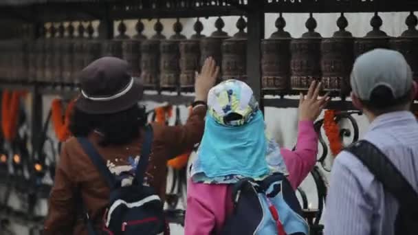 Turistler ve Nepal halkı dua çarkları çeviriyor. Katmandu Nepal. — Stok video