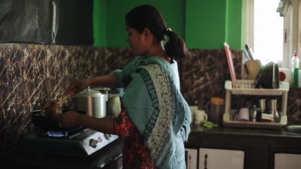 尼泊尔加德满都- 2019年11月14日：厨房里一个穿着传统服装的年轻荨麻烹调者. — 图库视频影像
