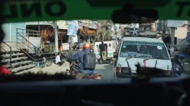 Katmandu, Nepal - 14 Kasım 2019: Araba perspektifinden kalabalık bir Nepal sokağı manzarası. Mobiletlere, motorsikletlere binen insanlar. Trafik vardı. Nepal Katmandu.