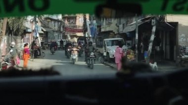 Katmandu, Nepal - 14 Kasım 2019: Araba perspektifinden kalabalık bir Nepal caddesinin manzarası. Mobiletlere, motorsikletlere binen insanlar. Trafik vardı. Nepal Katmandu.