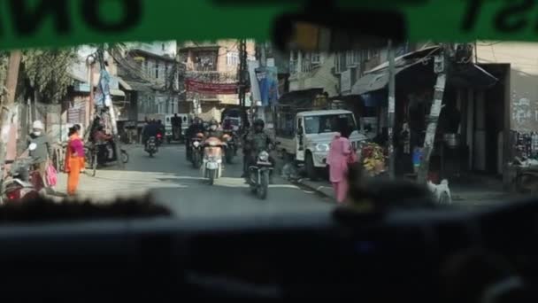 Kathmandu, Nepal - 14 november 2019: Een blik op een drukke nepalese straat vanuit autoperspectief. Mensen rijden op scooters, motoren. Verkeer. Nepal Kathmandu. — Stockvideo