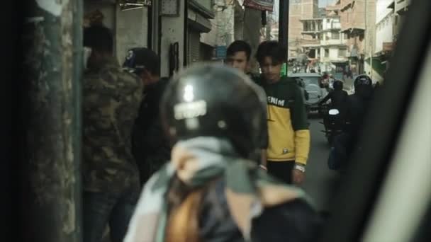 Kathmandu, Nepal - 14. November 2019: Zwei moderne nepalesische Teenager, Jungen, junge Männer halten Händchen, wenn sie durch belebte Straßen Kathmandus Nepals laufen.. — Stockvideo