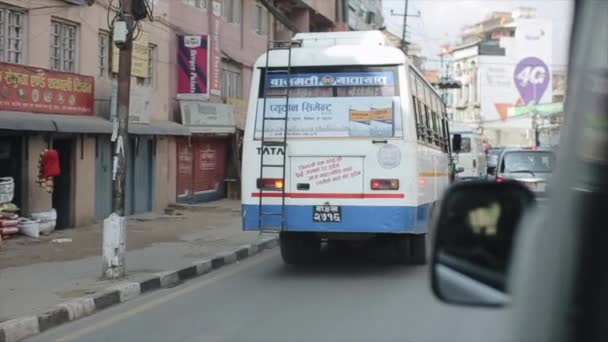 Katmandou, Népal - 14 novembre 2019 : Un bus passe sur les routes achalandées, les rues de Katmandou Népal. Un homme conduisant un scooter. Trafic . — Video