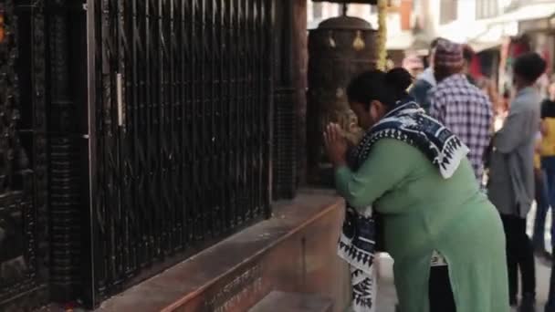 尼泊尔加德满都- 2019年11月14日：尼泊尔加德满都一座尼帕尔神庙前的一名尼帕尔妇女祈祷. — 图库视频影像