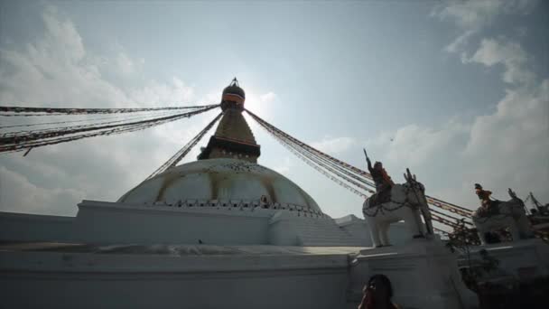 Ein weißer nepalesischer Tempel mit Elefantenstatuen, Figuren. Vögel fliegen. Nepal Kathmandu. Enge Sicht. — Stockvideo