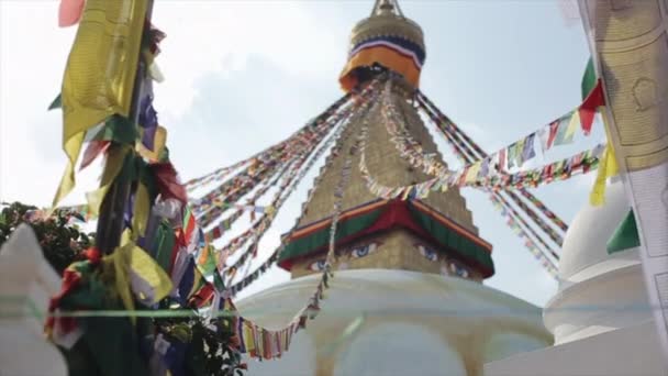 Une vue rapprochée d'un temple de singe népalais, stupa swayambhunath. Népal Katmandou. Drapeaux de prière. Vue d'en bas . — Video