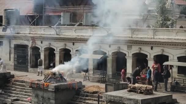 Kathmandu, Nepal - 14 November 2019: A death corpse burning, Pashupatinath Temple Cremations On The Bagmati River. Kathmandu, Nepal. — стокове відео