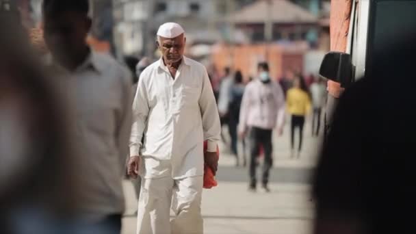 Katmandú, Nepal - 14 de noviembre de 2019: Un nepalés de mediana edad que camina por las calles de Katmandú, Nepal. Ropa blanca tradicional. Multitud, ciudad. Devoto musulmán asiático . — Vídeos de Stock