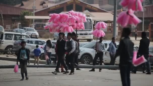 Katmandú, Nepal - 14 de noviembre de 2019: Hombres nepaleses que venden algodón rosa de azúcar en las calles de Katmandú, Nepal. Multitud, gente caminando por . — Vídeos de Stock