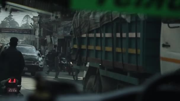 Kathmandu, Nepal - 15 November 2019: Nepalese traffic busy road in Kathmandu, Nepal. View from a car. Scooters and cars. — Stockvideo