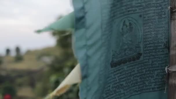 Een close-up van nepalese kleine wind lokta gebed vlaggen waait in de wind. Nepal. — Stockvideo