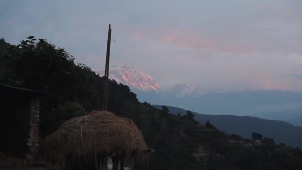 Uma vista de uma aldeia de montanhas nepalesas Himalaias ao pôr do sol, nascer do sol. Nepal . — Vídeo de Stock