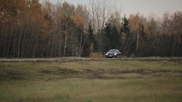 Minsk, Bielorrusia - 11 de noviembre de 2019: los paseos en automóvil en el fondo del bosque — Vídeo de stock