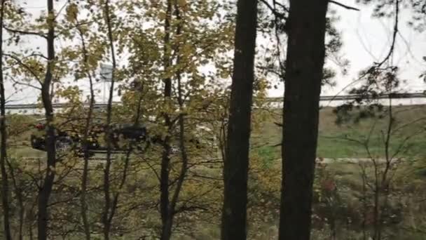 Minsk, Bielorussia - 11 novembre 2019: corse in auto veloci sullo sfondo della foresta . — Video Stock