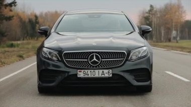 Minsk, Belarus - 11 Kasım 2019: siyah modern araba. Siyah Mercedes E-Sınıfı Coupe. ön görünüm