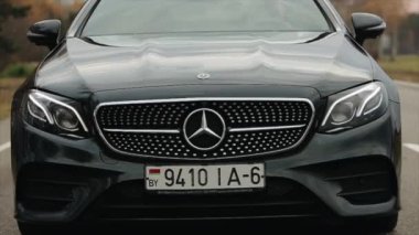 Minsk, Belarus - 11 Kasım 2019: siyah modern araba. Siyah Mercedes E-Sınıfı Coupe. ön görünüm