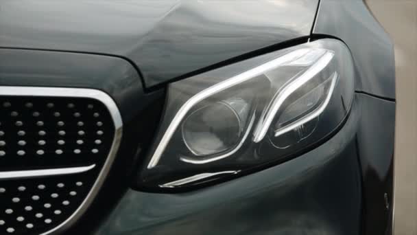 Zwarte moderne auto close-up. concept van snelle sportwagen. autokoplampen — Stockvideo